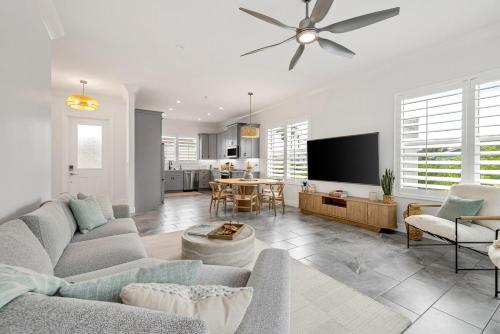 TV a/nebo společenská místnost v ubytování Ponce Inlet's Surf Villa