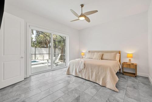 Postel nebo postele na pokoji v ubytování Ponce Inlet's Surf Villa