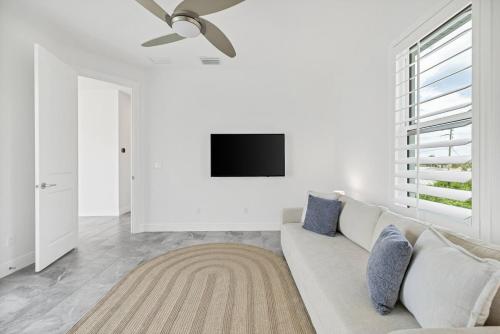 TV a/nebo společenská místnost v ubytování Ponce Inlet's Surf Villa