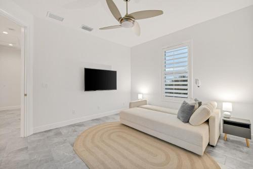 TV a/nebo společenská místnost v ubytování Ponce Inlet's Surf Villa