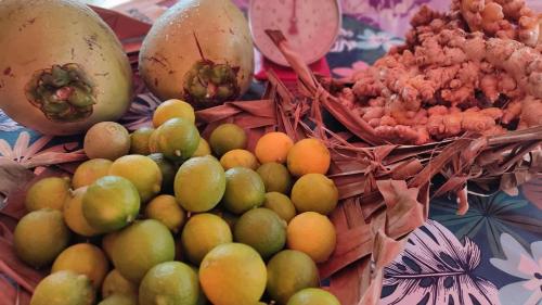 un montón de frutas y verduras en una mesa en Rurutu Randy, 