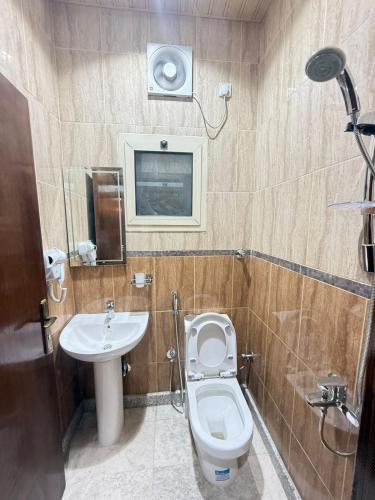 a bathroom with a toilet and a sink at فندق ضيافة المدينة in Medina