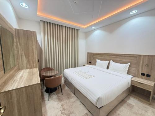 a hotel room with a bed and a table at فندق ضيافة المدينة in Medina