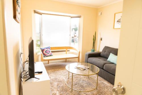 a living room with a couch and a tv at Casa Magdalena ideal para Familias in Puerto Varas