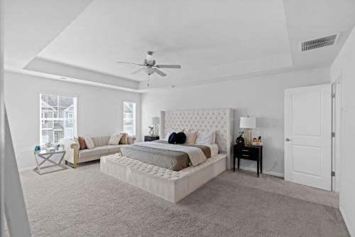 Postel nebo postele na pokoji v ubytování Beautiful New Townhome 25 mins from Metro Atlanta
