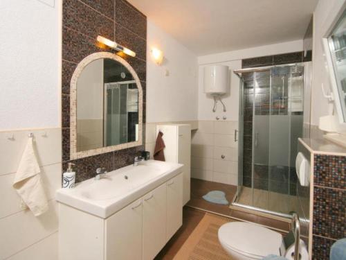 Apartment Libe with Sea View Trogir - Two Bedroom Apartment with Balcony