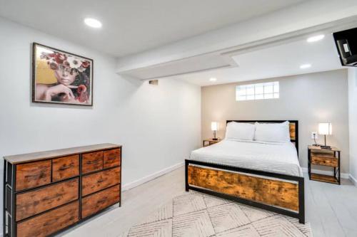 Un dormitorio con una cama y una cómoda. en Pearl House, en Cleveland