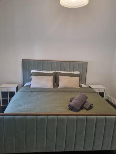ein großes Bett mit zwei Kissen darauf in der Unterkunft Little Yellow Guesthouse in Melbourne