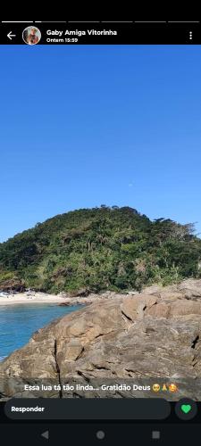 a screenshot of a picture of a beach at hostel Boa Onda Trindade in Paraty