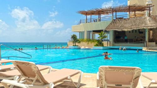 Πισίνα στο ή κοντά στο Cancún Plaza