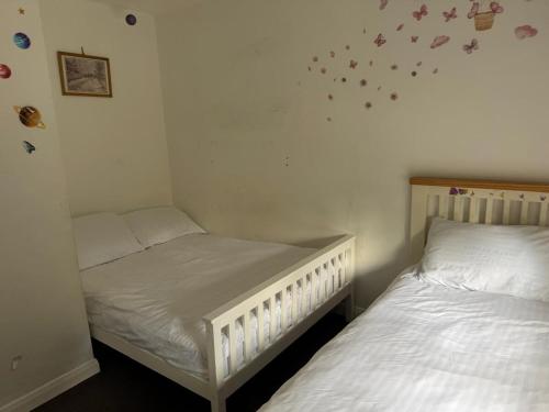 two twin beds in a small room with at 3-bedroom home with large garden and free parking in Loughton