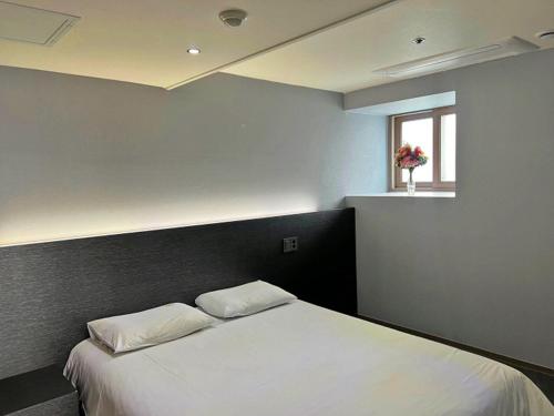 Una cama o camas en una habitación de Sun Cloud Hotel