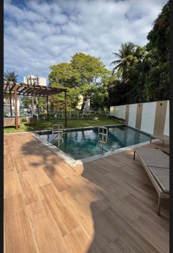 una piscina in cima a un edificio di Loft Domus 9 a Recife