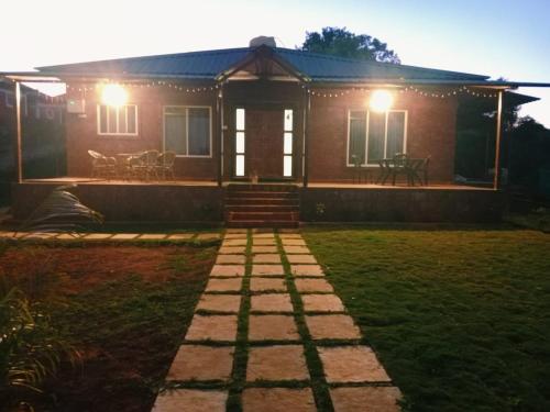 una casa con un camino delante de un patio en Daksh 3bhk villa wifi call, en Mahabaleshwar