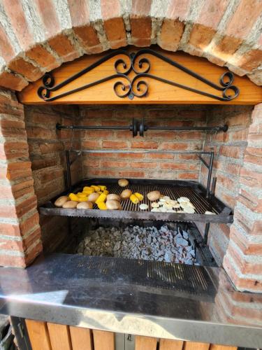 een grill met bananen en ander voedsel erop bij LA TRAGONA - Casa Campestre in El Cerrito