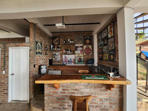 een bakstenen keuken met een aanrecht en een spoelbak bij LA TRAGONA - Casa Campestre in El Cerrito