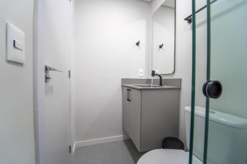 Bilik mandi di EDIFICIO UP - Loft próximo a Vila Germânica e FURB com vaga.