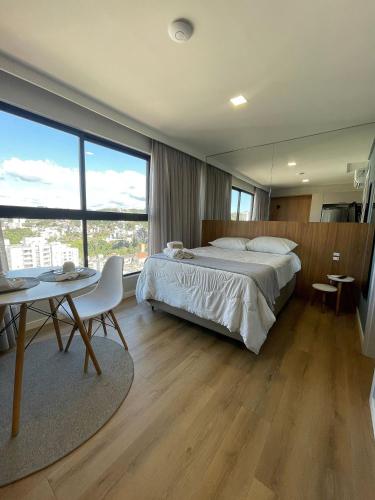 Katil atau katil-katil dalam bilik di EDIFICIO UP - Loft próximo a Vila Germânica e FURB com vaga.