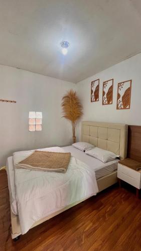 a bedroom with a large white bed in a room at Villa kumudini's in Dieng