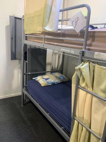 Postel nebo postele na pokoji v ubytování Metro Adventurer Backpackers