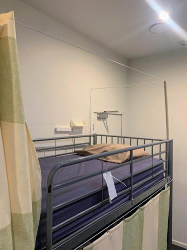 Postel nebo postele na pokoji v ubytování Metro Adventurer Backpackers