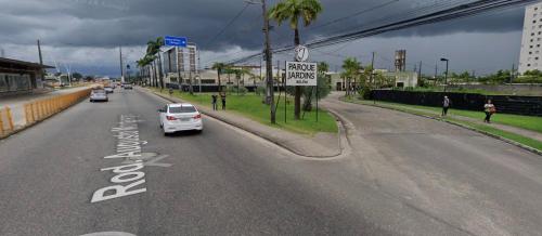 Um carro branco está dirigindo por uma rua da cidade. em cop 30 em Belém