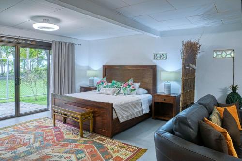 a bedroom with a bed and a couch at Casa Mariposa in Esterillos