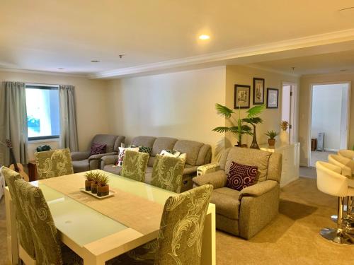 a living room with a table and a couch at Auckland City Holiday Escape in Auckland
