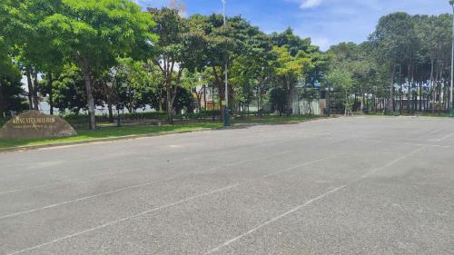 an empty parking lot in a park with trees at Homestay Song Ngọc in Ấp Sung Xuân