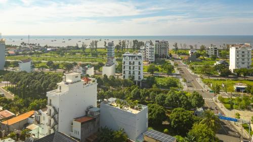 an aerial view of a city with buildings and the ocean at Homestay Song Ngọc in Ấp Sung Xuân