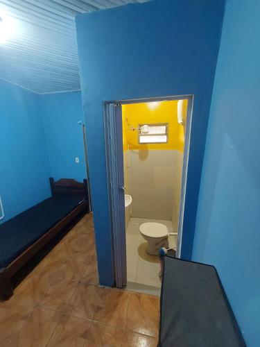 Camera dotata di bagno con servizi igienici e letto. di Hospedagem econômica a Sao Jose do Rio Preto