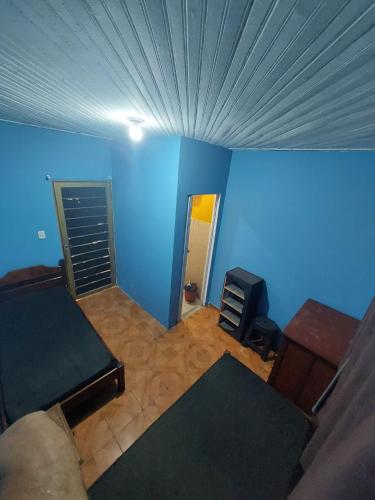 Camera blu con letto e tavolo di Hospedagem econômica a Sao Jose do Rio Preto