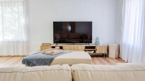 バッセルトンにあるJBs - Jetty Busselton Stayのテレビとソファのあるリビングルーム