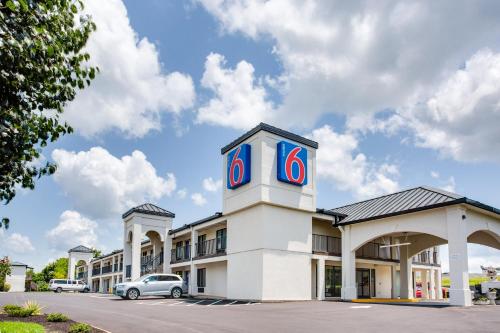 un edificio con un cartello sopra di Motel 6-White House, TN a White House