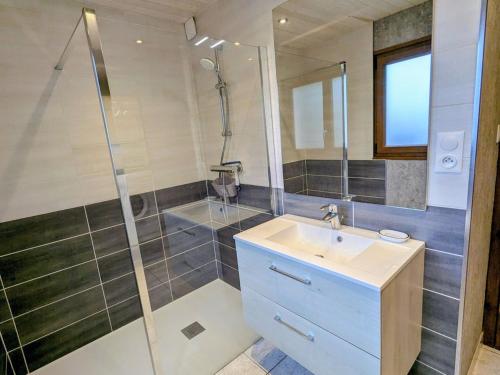 ein Badezimmer mit Waschbecken und Dusche in der Unterkunft Chalet familial dans le Parc des Vosges, wifi et animaux acceptés - FR-1-589-840 in Le Ménil