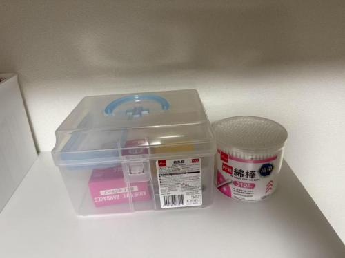 ein Plastikbehälter neben einem Behälter mit Medikamenten in der Unterkunft Taito-ku - House - Vacation STAY 20130 in Tokio