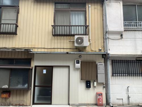 ein Gebäude mit einem Lautsprecher auf der Seite in der Unterkunft Taito-ku - House - Vacation STAY 20130 in Tokio