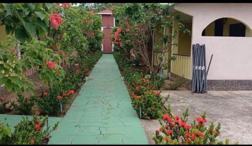 リオ・アトにあるCasas Residencial San Francisco 1 Rio Hato Panamáの花の咲く庭園内の通路