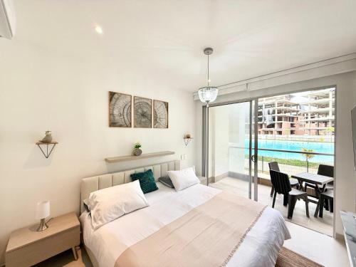 a bedroom with a bed and a table with chairs at Baia Krystal P4, 1A in Cartagena de Indias