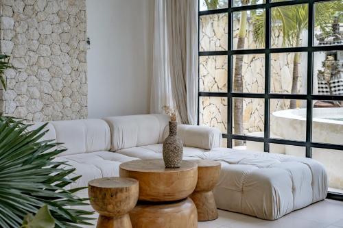 a living room with a white couch and a table at Rumah Simba in Munggu