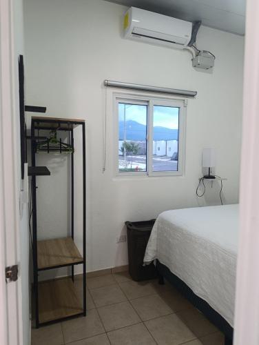 una camera da letto con un letto e una finestra di KIRAz a Turín