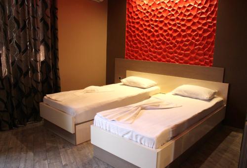  Green Palace Hotel -  Chambre  photo :   Minibar    Shower    Safety deposit box                           