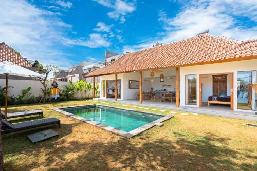 a backyard with a pool and a house at Villa Smarana 2bdrs with private pool in Balangan in Bingin Beach