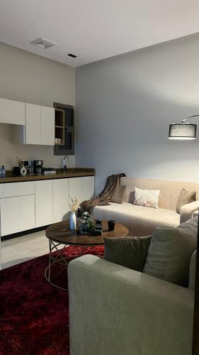 a living room with a couch and a table at جناح أنيق عصري ملاذ بصالة وغرفة نوم in Al Kharj