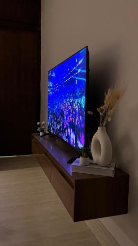 a flat screen tv sitting on top of a table at جناح أنيق عصري ملاذ بصالة وغرفة نوم in Al Kharj