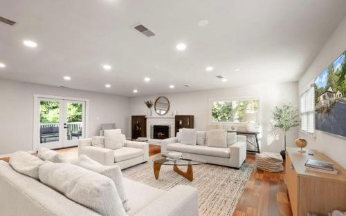 Afbeelding uit fotogalerij van Love at First Sight Retreat Luxury 4 bed 4 bath near DC Family Home in Annandale