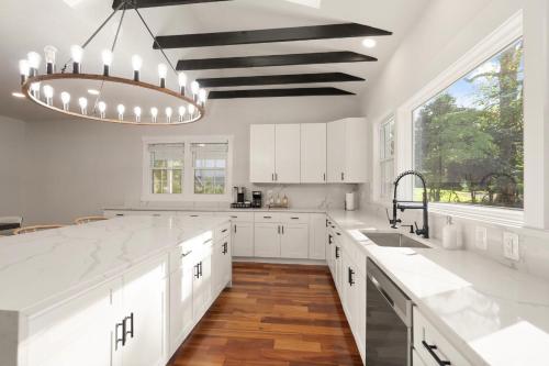 Afbeelding uit fotogalerij van Love at First Sight Retreat Luxury 4 bed 4 bath near DC Family Home in Annandale