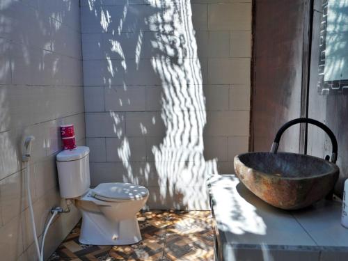 un bagno con lavandino, WC e vasca di Sunrise Cottage Lembongan a Nusa Lembongan