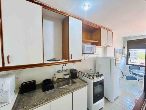 Een keuken of kitchenette bij Top 40 - Apartamento na Barra vista do mar e lagoa