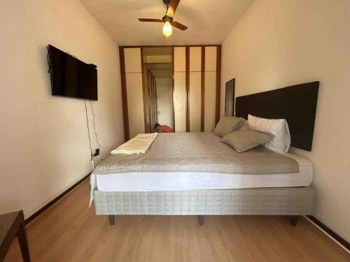 Een bed of bedden in een kamer bij Top 40 - Apartamento na Barra vista do mar e lagoa